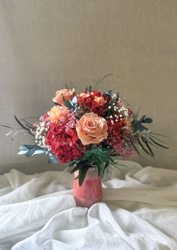 Bouquet de fleurs éternelles Siena avec des teintes corail, pêche, rouge, blanc et rose, dans un style bohème chic.